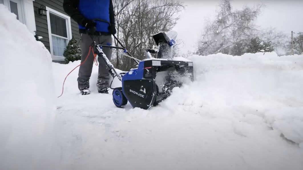 Amazon’s best-selling electric snow blower is on sale for a limited ti…