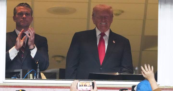 Trump gets boos, cheers as 1st president at NFL regular season game in…